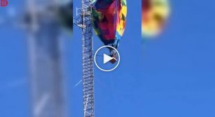 In Texas, a hot air balloon got stuck 280 meters in a communications tower