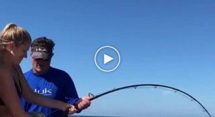 Девушка поймала огромную рыбу