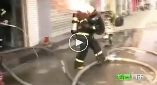 Крепкие нервы у китайских пожарных
