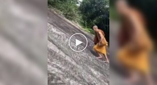 Монах піднімається по крутому схилу без страховки