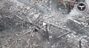 Оккупант ловит три пули от украинского снайпера