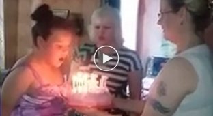 Женщины поздравили девочку с Днем рождения 