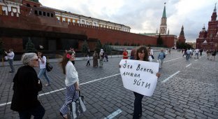 Одиночный пикет матери у стен Кремля (8 фото)