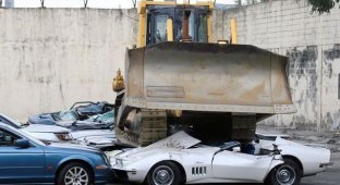 Президент Филиппин Родриго Дутерте приказал уничтожить десятки люксовых авто (6 фото)