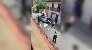 Ecuadorian samurai came out with a sword and shield against the police