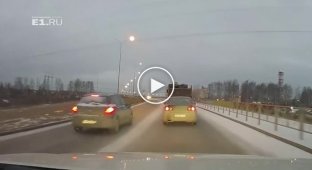 В Екатеринбурге лоб в лоб столкнулись две легковушки