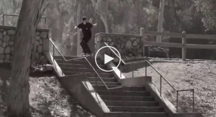 Болезненный прыжок через лестницу на скейтборде
