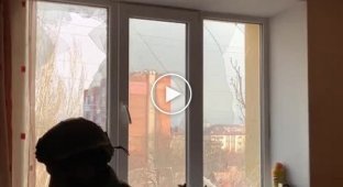 Бахмут. Український боєць виконує музичну композицію під канонаду обстрілів