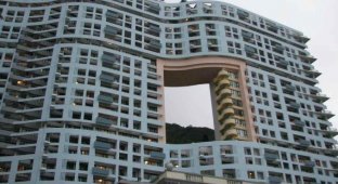 Leaky skyscrapers in Hong Kong (7 photos)