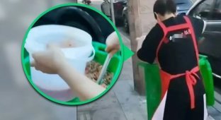 A restaurant employee scooped up used oil from a trash can (2 photos + 1 video)
