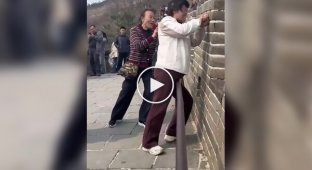 Две туристки вырезали свои имена на Великой китайской стене и попали в полицию