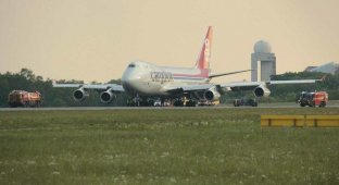 А так у Boeing 747 компании Cargolux отрывает правую стойку шасси (2 фото + 1 видео)