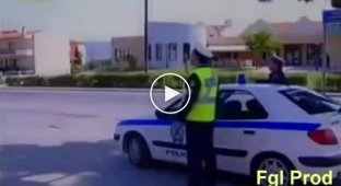 Полицейский остановил мотоциклиста