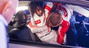 Странный вид спорта — борьба в салоне машины под названием «кар-джитсу» (3 фото + 1 видео)