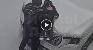 Отец очистил машину от снега собственным ребенком