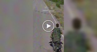 Ukrainian FPV drone catches up with a Russian occupier on a motorcycle