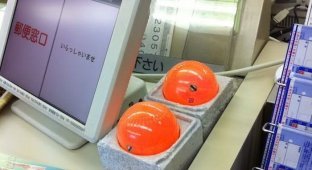Для чего нужны японским кассирам эти шары? (2 фото)