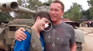 Арнольд Шварценеггер осуществил мечту 15-летнего поклонника, покатав его на личном танке