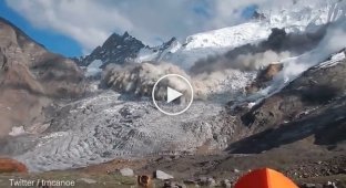 Сход лавины в горах Индии 