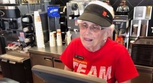 В американском «Макдоналдсе» есть 94-летняя женщина, которая искренне любит свою работу (6 фото)