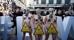Полуобнаженный протест на London Fashion Week (8 фото)