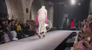 58-летняя модель Кристен Макменами упала на показе Valentino из-за неудобных туфель