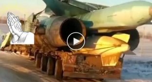 В России машина, везшая истребитель Су-34 на ремонт, слетела в кювет