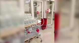 Russian soldier came naked to Tambov store and bangs his head on closed door