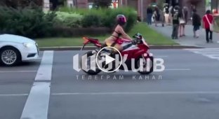 Девушка в нижнем белье прокатилась на мотоцикле по Киеву