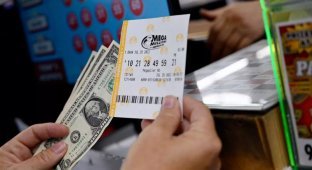 Не поделился выигрышем: семья подала в суд на мужчину, который выиграл в лотерею $1,3 млрд (3 фото)