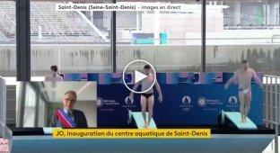 На французских соревнованиях по прыжкам в воду один из спортсменов комично упал с трамплина