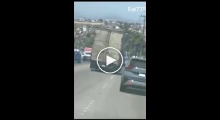 Driver, risking his life, left the cab of a tow truck without brakes in Mexico