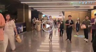 A girl fooled movie theater visitors by playing the role of a robot