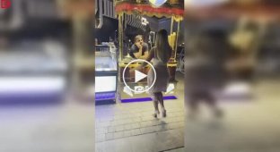 Морозиво за танець: як продавець у Дубаї став місцевою знаменитістю