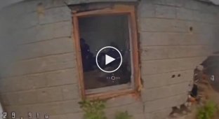 Дрон через окно залетает в помещение, в котором сидят четверо оккупантов