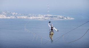 Хлопець пройшов понад три кілометри по стропі над морем (2 фото + 2 відео)