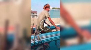 Підтримка на дорозі: допоміг велосипедисту з вантажем піднятися вгору