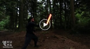 Эффектная тренировка со световыми мечами в канадском парке