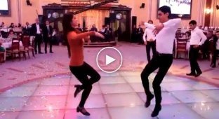 Красивый танец на азербайджанской свадьбе