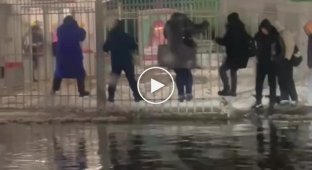 Як доводиться пересуватися москвичам через зливу