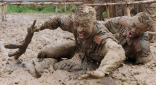 Тренировка китайского SWAT в грязи и воде (16 фото)