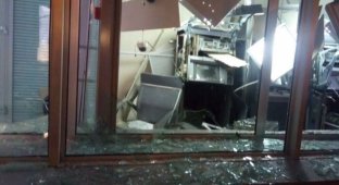 Злоумышленники взорвали банкомат и часть отделения "Альфа банка" в Москве (фото + видео)