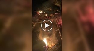 Вцілілий окупант знімає свій спалений бліндаж після атаки дрона