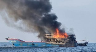 In Thailand, a ferry with tourists sailing to the “Island of Death” caught fire (8 photos + 1 video)