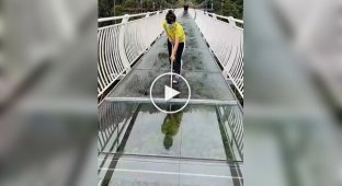 How a glass bridge is washed in the morning before visiting tourists