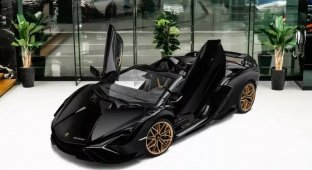 Lamborghini Sian roadster without mileage put up for sale for $4.6 million (8 photos)