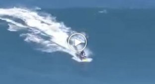 Очень зрелищный и опасный трюк в исполнении серфингиста