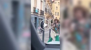 Music from a car turned a Perpignan street into a dance floor