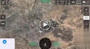 Excellent grenade throw: two Ukrainians against a group of Russians under the supervision of a Russian drone