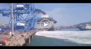 В Пусане огромный контейнеровоз врезался в причал